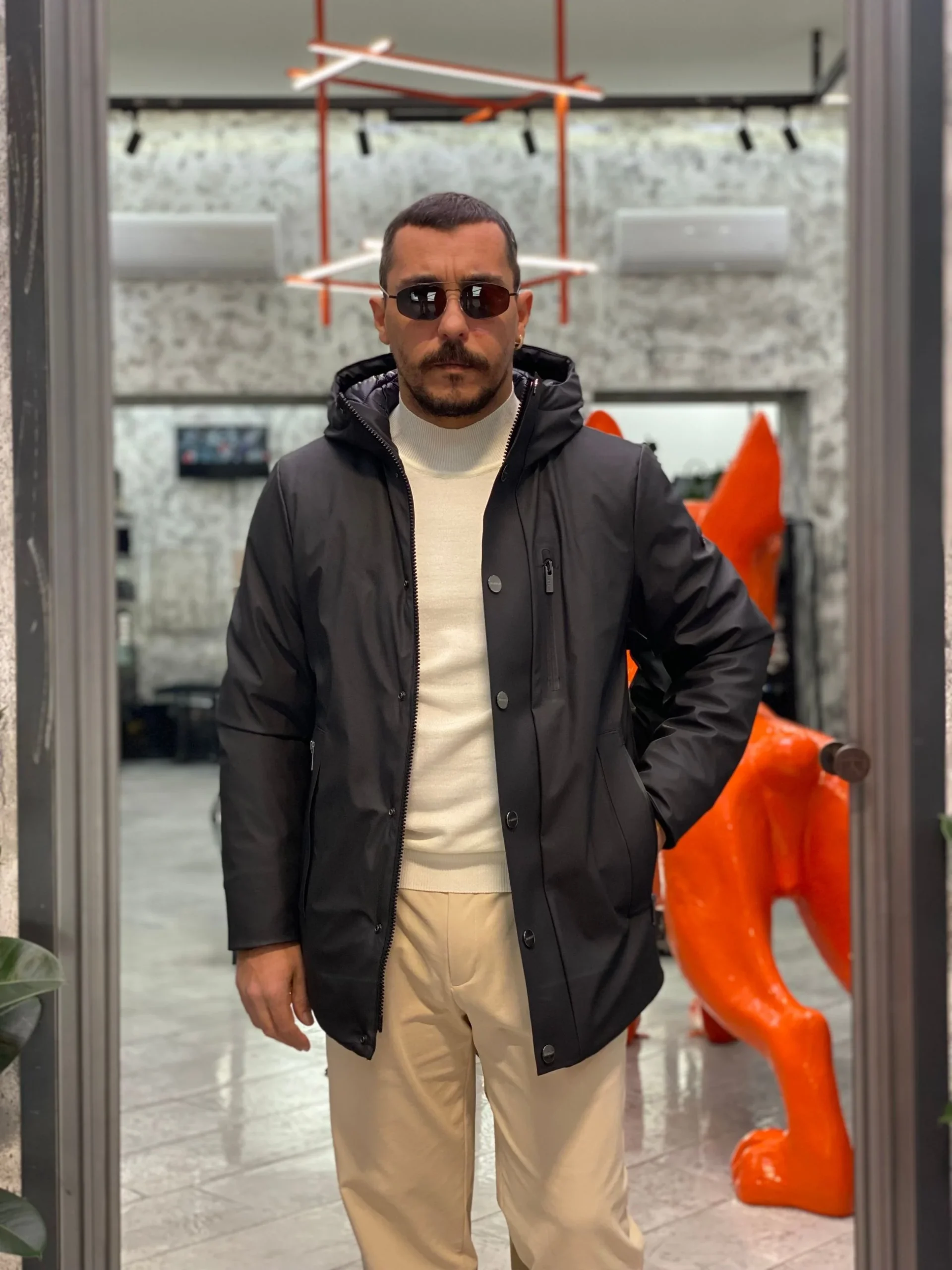 PARKA GOMMATO CON CAPPUCCIO E CHIUSURA ZIP/BOTTONI AUTOMATICI. STRETCH AND TECHNICAL - REGULAR FIT MK9940025.NER - immagine 2