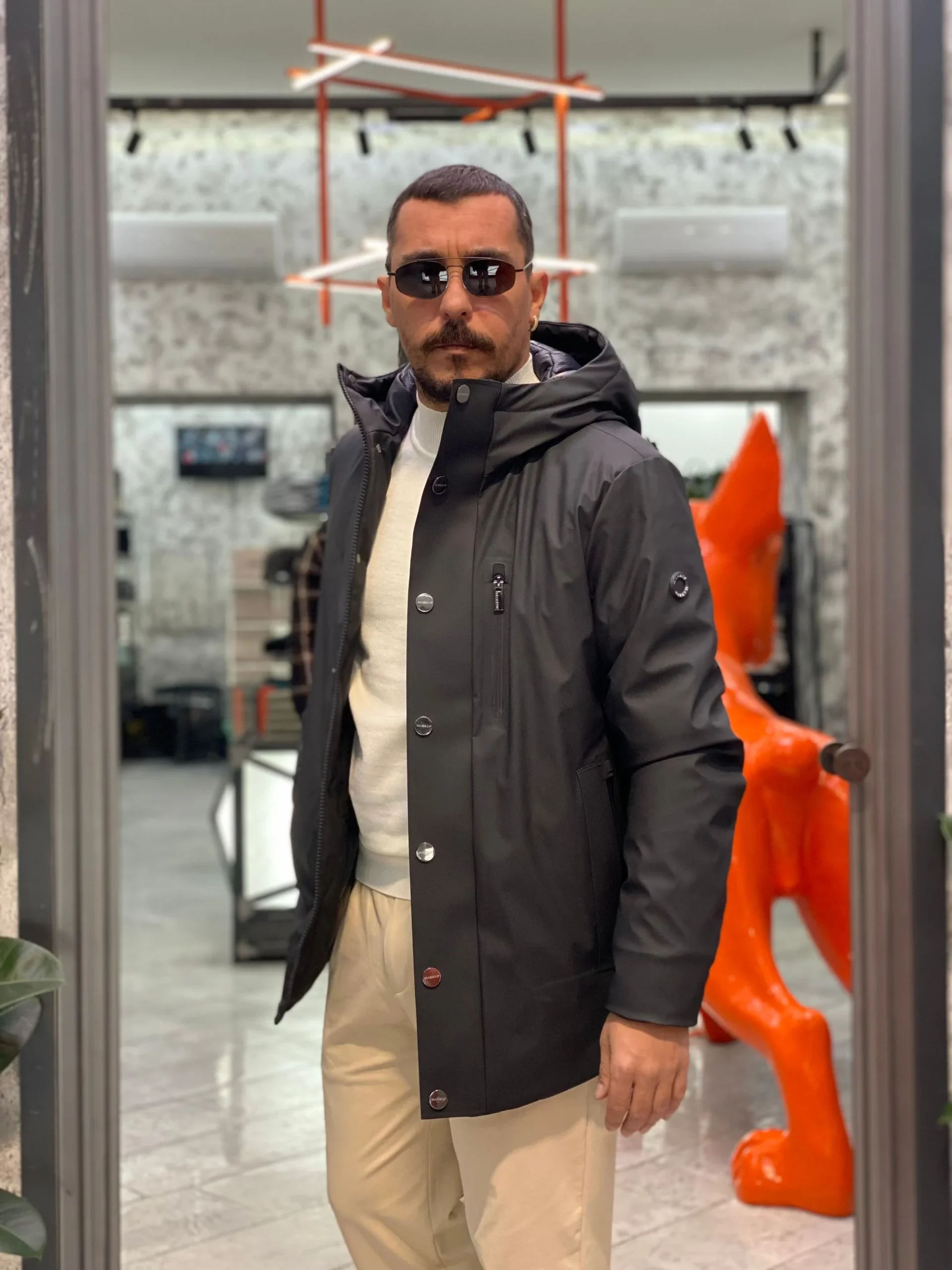 PARKA GOMMATO CON CAPPUCCIO E CHIUSURA ZIP/BOTTONI AUTOMATICI. STRETCH AND TECHNICAL - REGULAR FIT MK9940025.NER - immagine 3