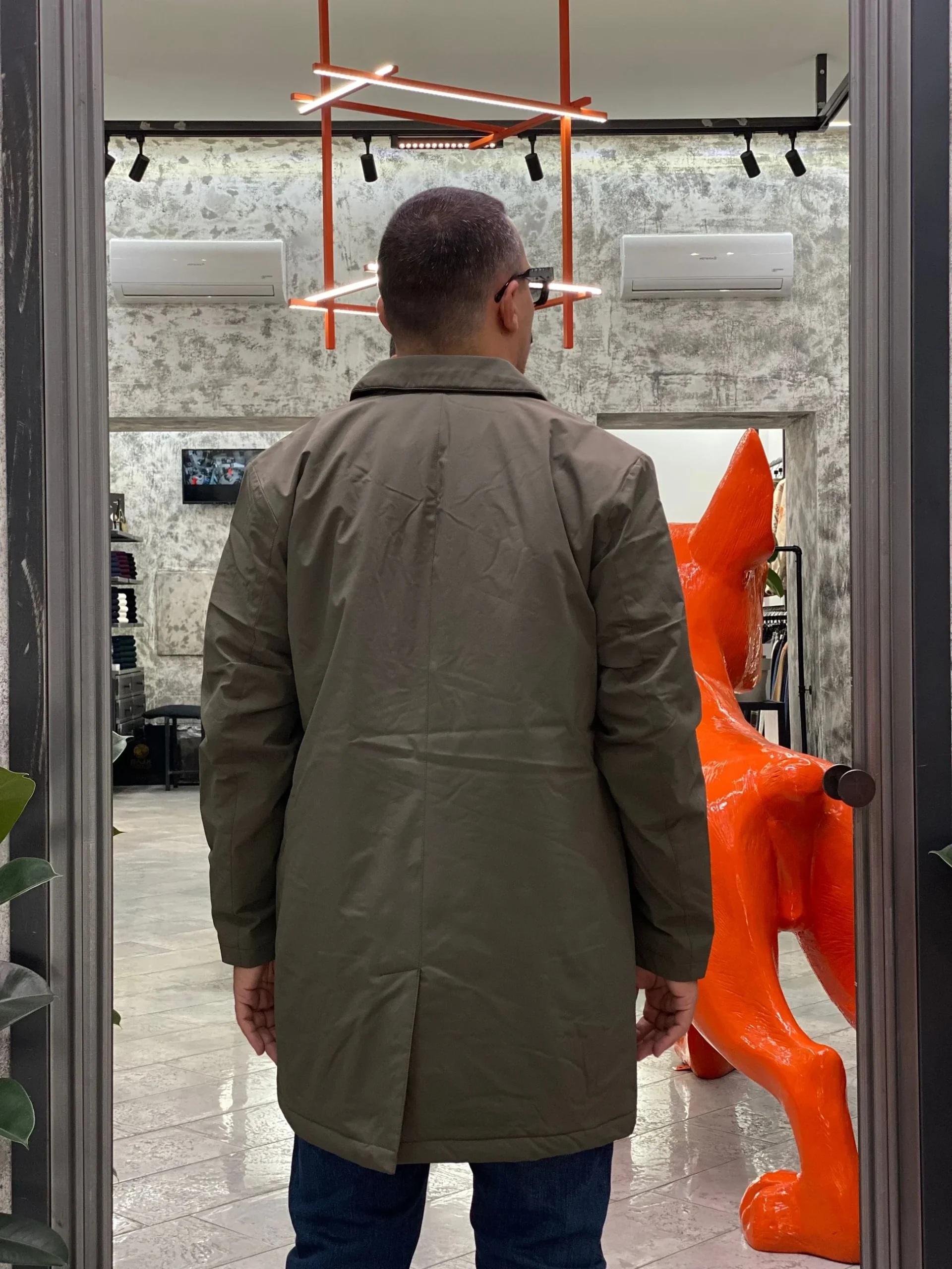 TRENCH IN LEGGERA IMBOTTITURA CON TASCHE A FILO E ABBOTTONATURA NASCOSTA - REGULAR FIT 26W01JK.VMIL - immagine 4