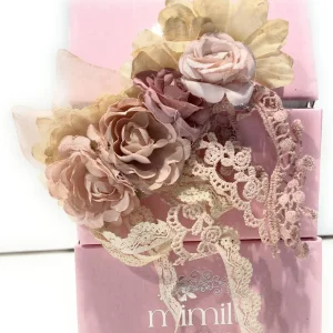 Fermaglio 433 - Fermaglio per capelli con fiori centrali rosa e panna, pizzo che scende panna e rosa.