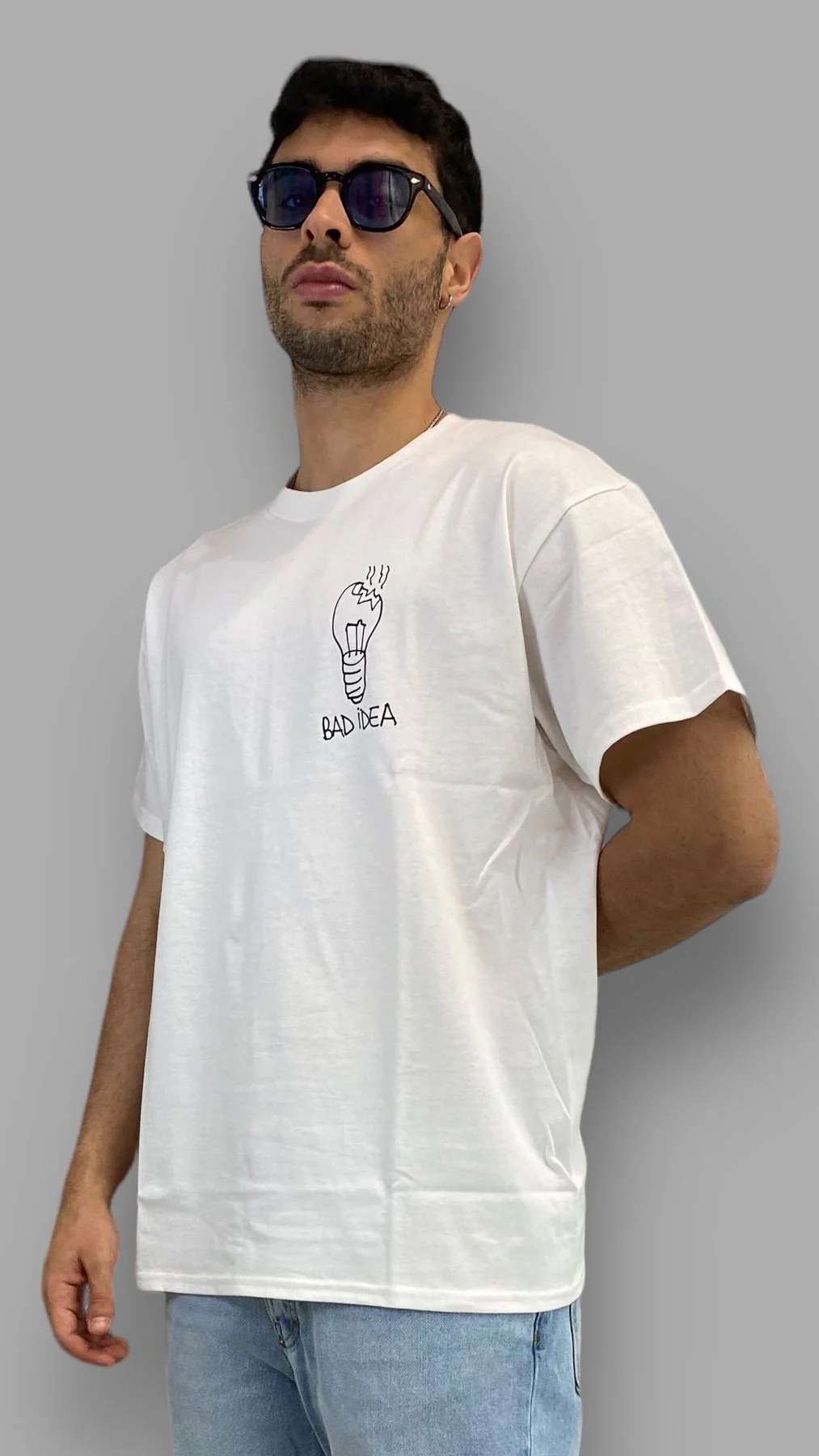 T-SHIRT STAMPA LAMPADINA "BAD IDEA" - SEMI OVER FIT - immagine 4