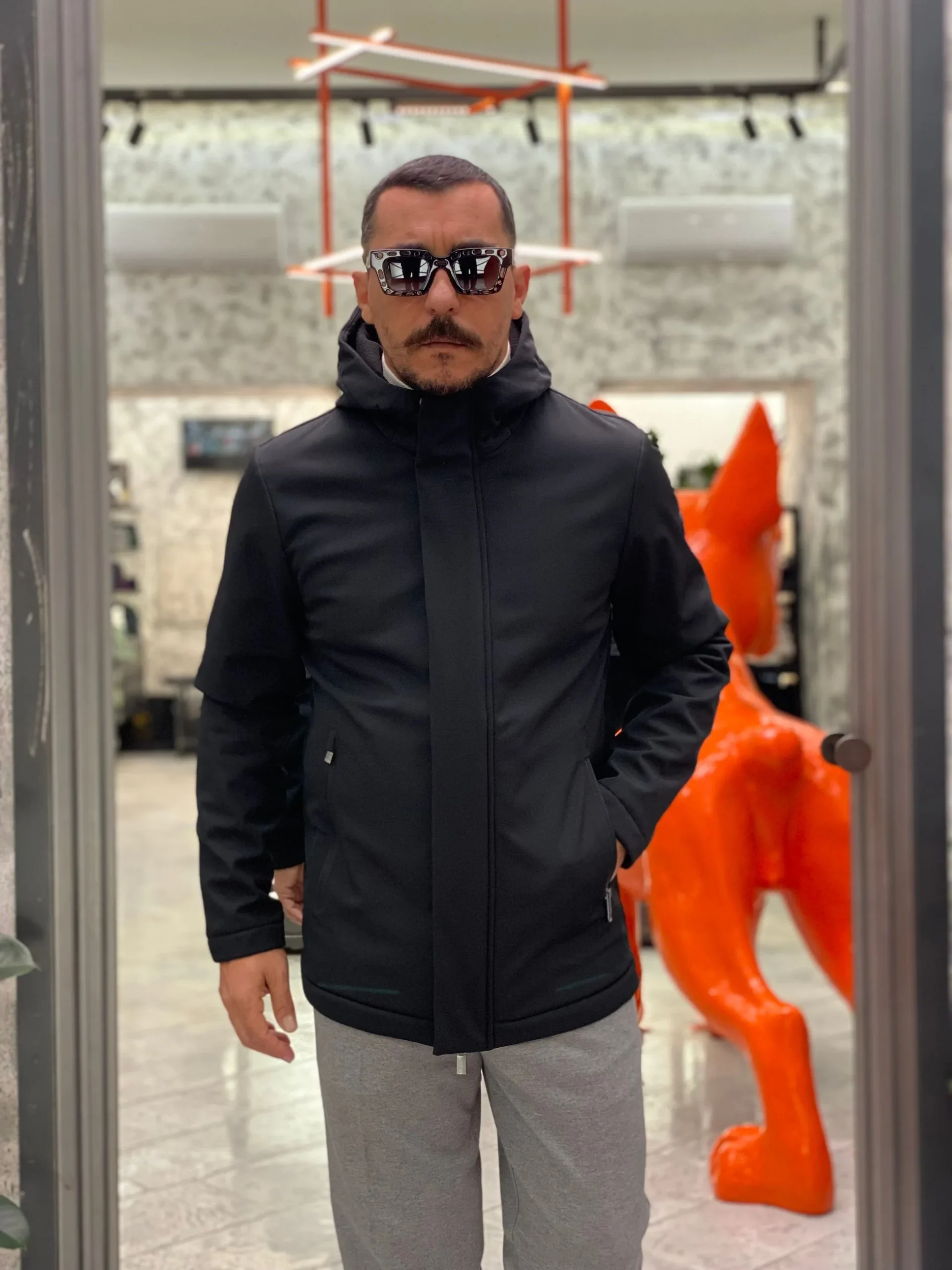 PARKA CORTO CON CAPPUCCIO IN TESSUTO SOFTSHELL ED INTERNO IN PILE - REGULAR FIT MK9940016.NER - immagine 5