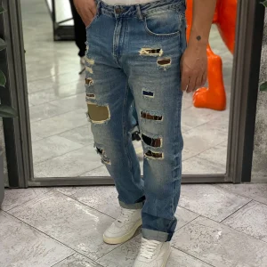 JEANS ALEX LAVAGGIO CHIARO CON STRAPPI E RIPARAZIONI PATCH A QUADRI - STRAIGHT FIT GL196F