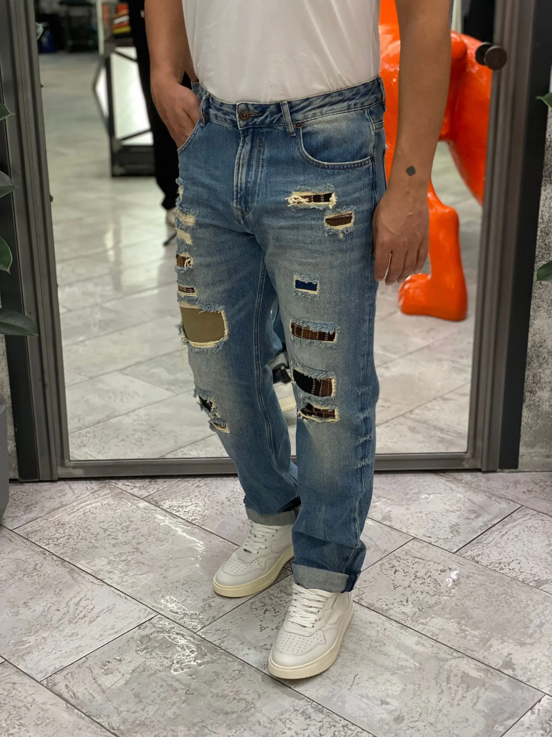 JEANS ALEX LAVAGGIO CHIARO CON STRAPPI E RIPARAZIONI PATCH A QUADRI - STRAIGHT FIT GL196F