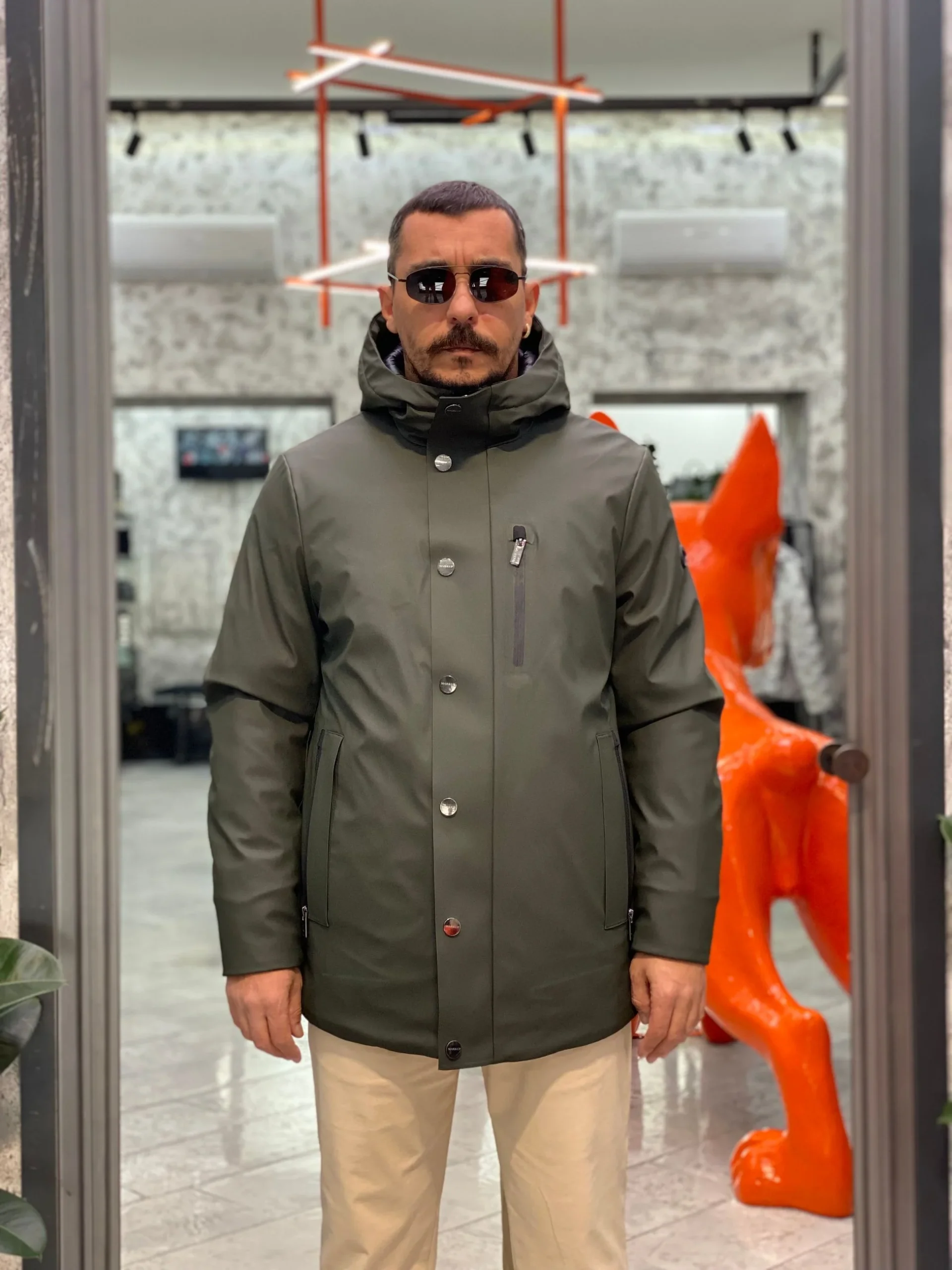 PARKA GOMMATO CON CAPPUCCIO E CHIUSURA ZIP/BOTTONI AUTOMATICI. STRETCH AND TECHNICAL - REGULAR FIT MK9940025.VMIL - immagine 4