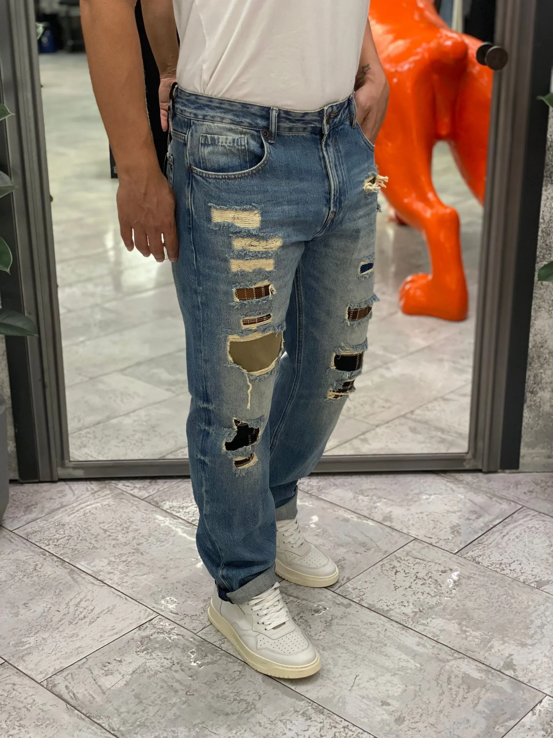 JEANS ALEX LAVAGGIO CHIARO CON STRAPPI E RIPARAZIONI PATCH A QUADRI - STRAIGHT FIT GL196F - immagine 3