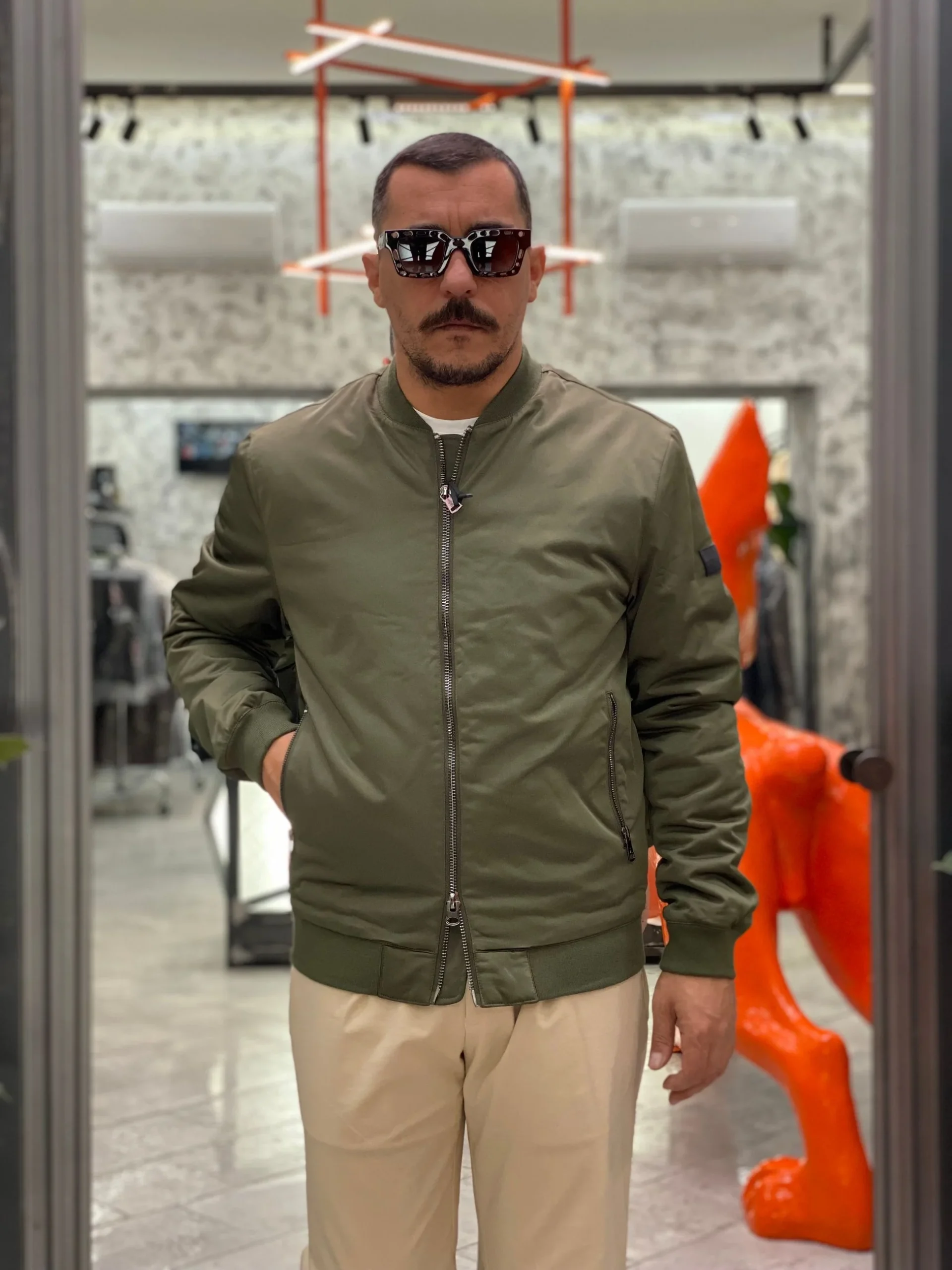 BOMBER IN NYLON MODELLO COLLEGE CON TASCHE ZIP ED ELASTICO AL FONDO - COMFORT FIT GL357R.VMIL - immagine 5