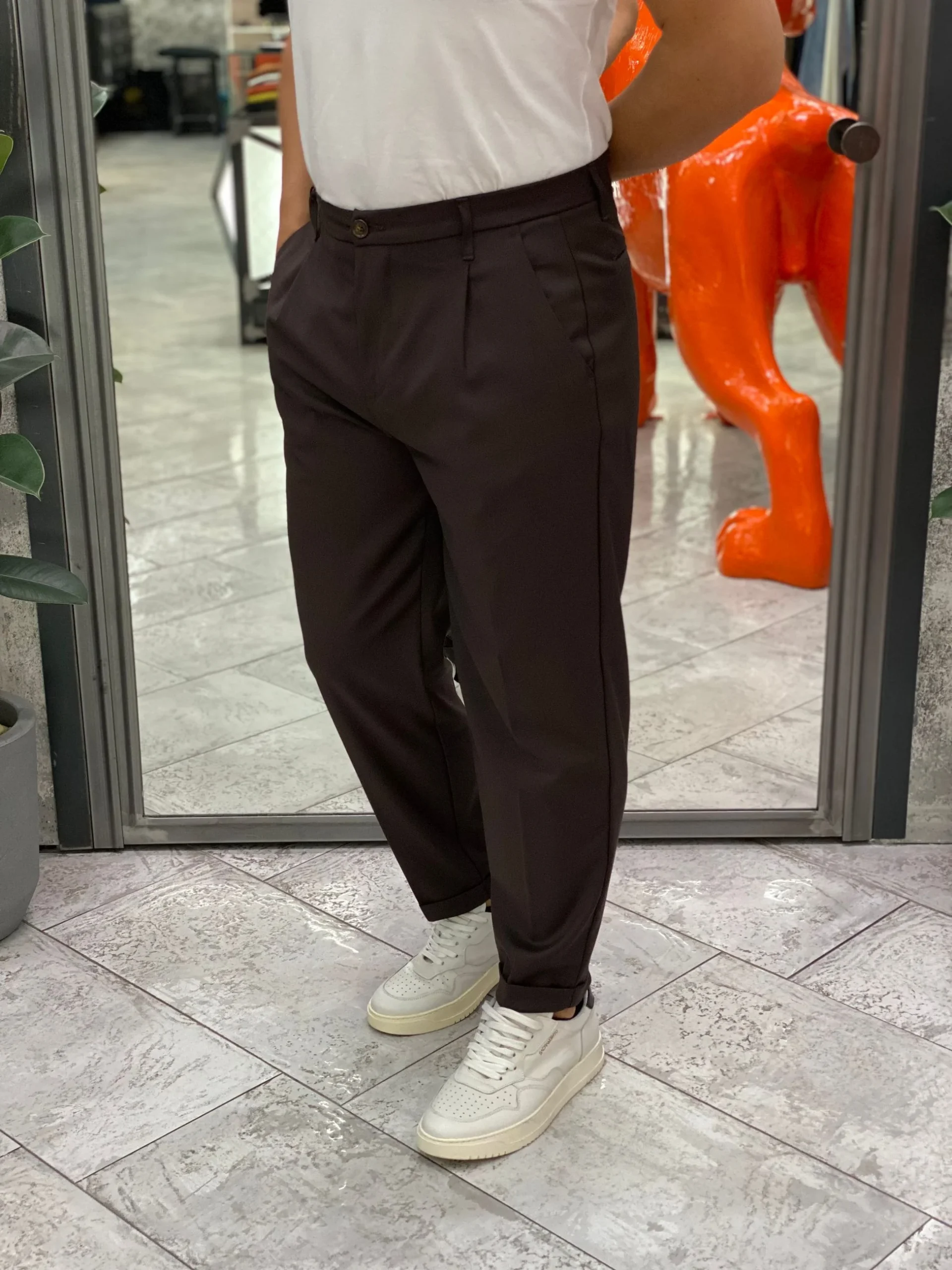 PANTALONE DA COMPLETO IN TESSUTO ELEGANTE CON PINCE E RISVOLTO - REGULAR FIT GN21792.MUD - immagine 2