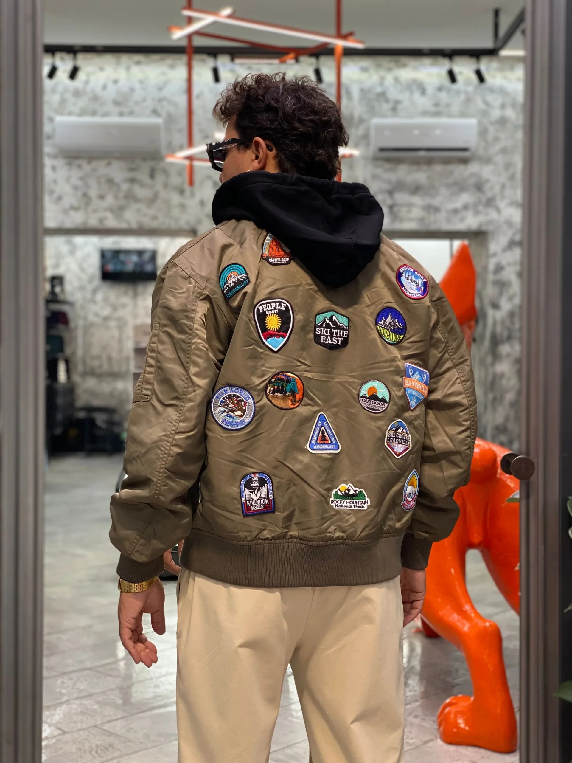 BOMBER FODERATO IN PURO COTONE CON PATCH APPLICATE E MAXI COULISSE E CAPPUCCIO REMOVIBILE - OVER FIT M252282-6 - immagine 6