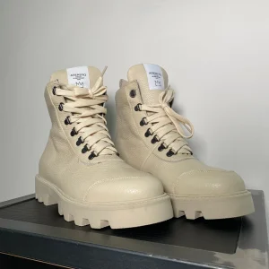 ANFIBIO IN PELLE MARTELLATA CON SUOLA CARROARMATO