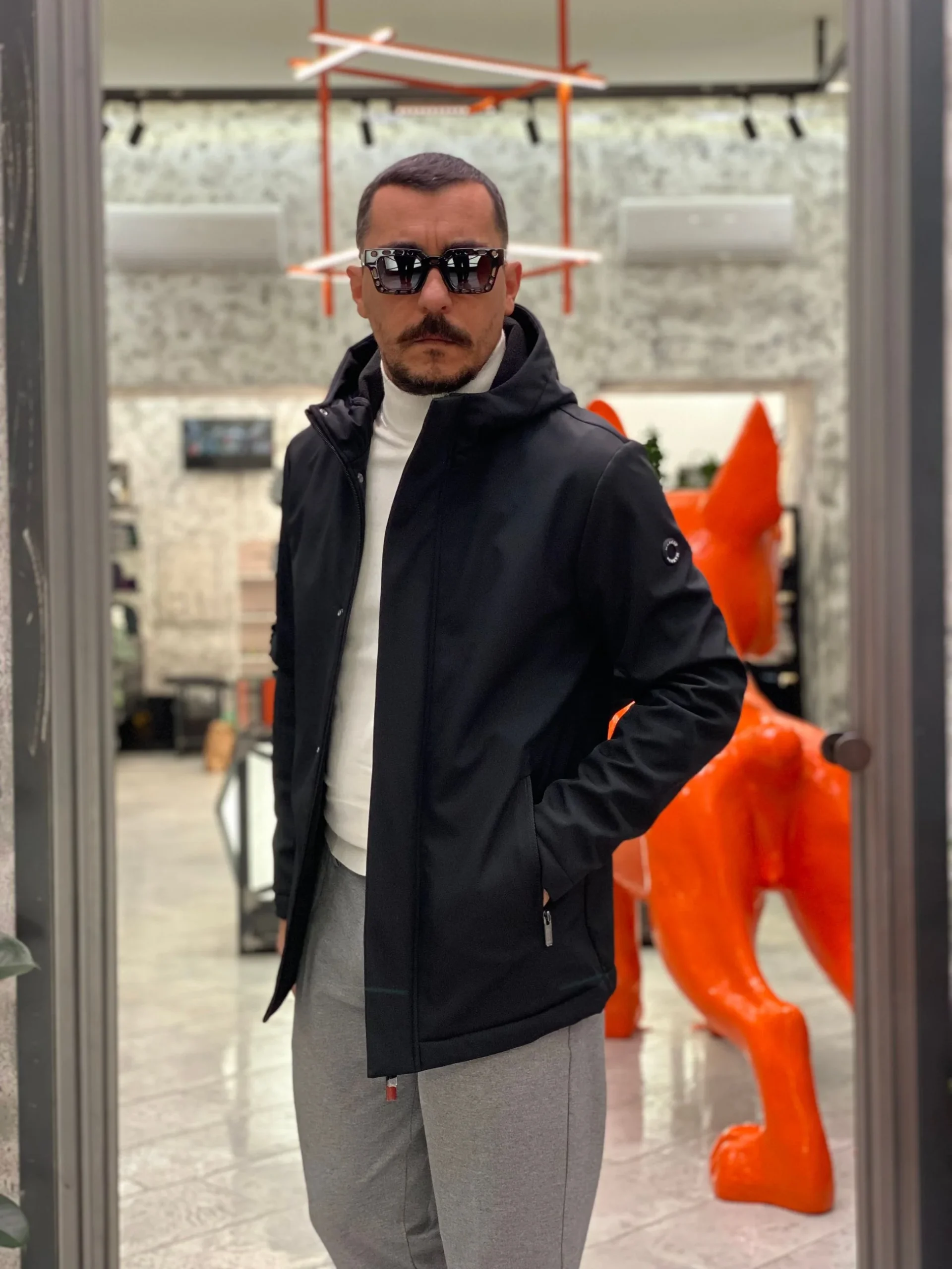 PARKA CORTO CON CAPPUCCIO IN TESSUTO SOFTSHELL ED INTERNO IN PILE - REGULAR FIT MK9940016.NER - immagine 3