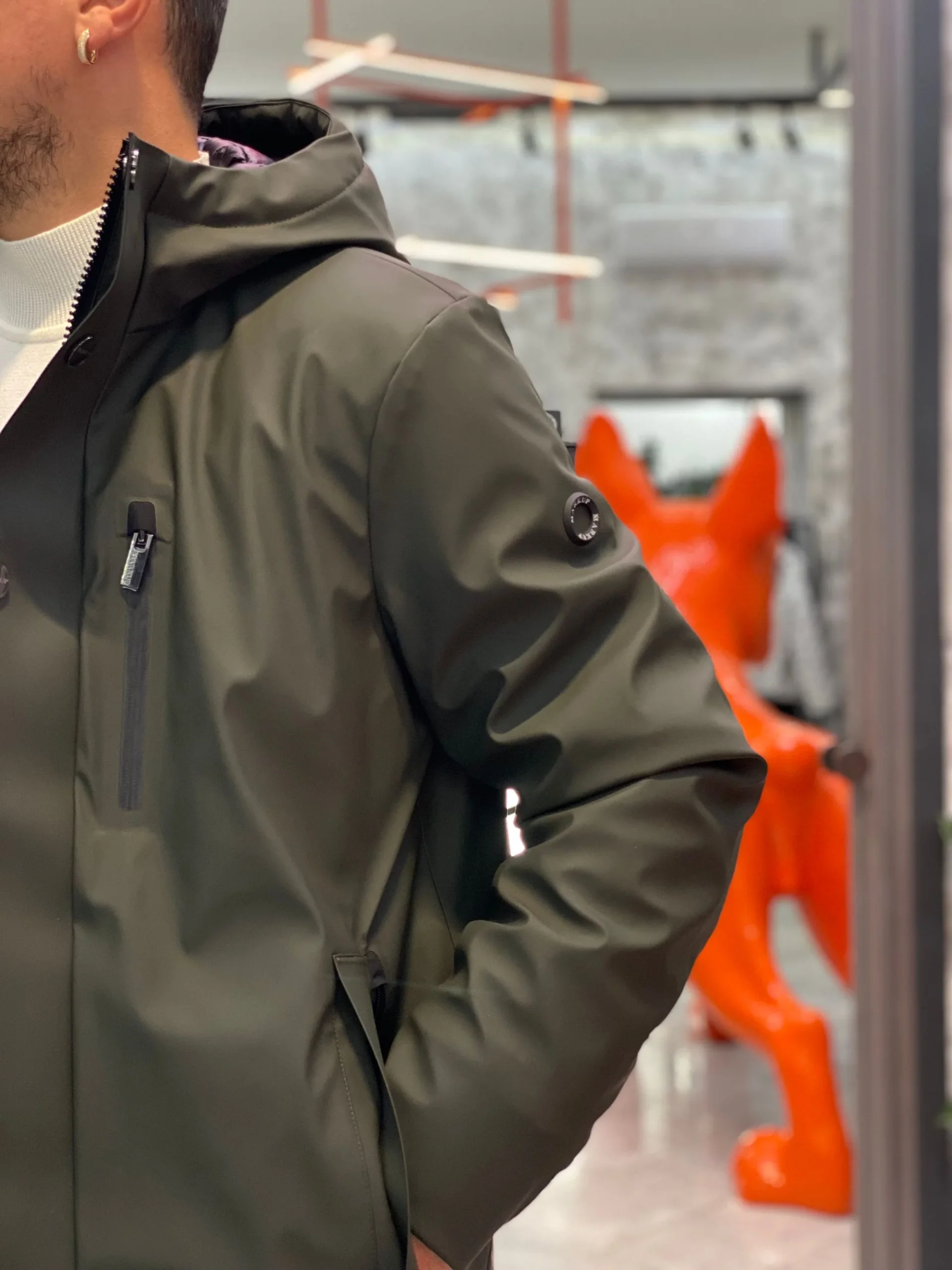 PARKA GOMMATO CON CAPPUCCIO E CHIUSURA ZIP/BOTTONI AUTOMATICI. STRETCH AND TECHNICAL - REGULAR FIT MK9940025.VMIL - immagine 7