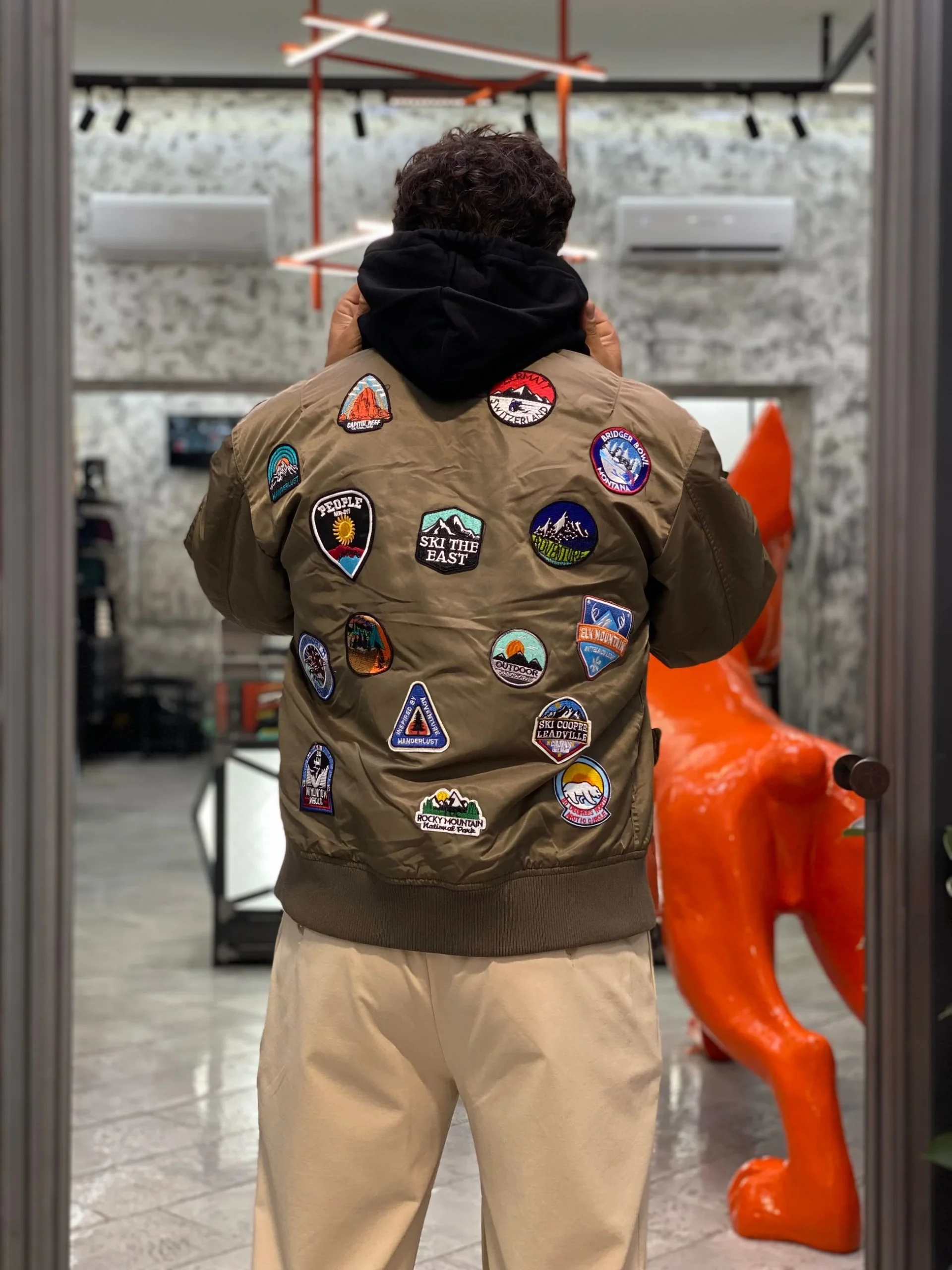 BOMBER FODERATO IN PURO COTONE CON PATCH APPLICATE E MAXI COULISSE E CAPPUCCIO REMOVIBILE - OVER FIT M252282-6 - immagine 5