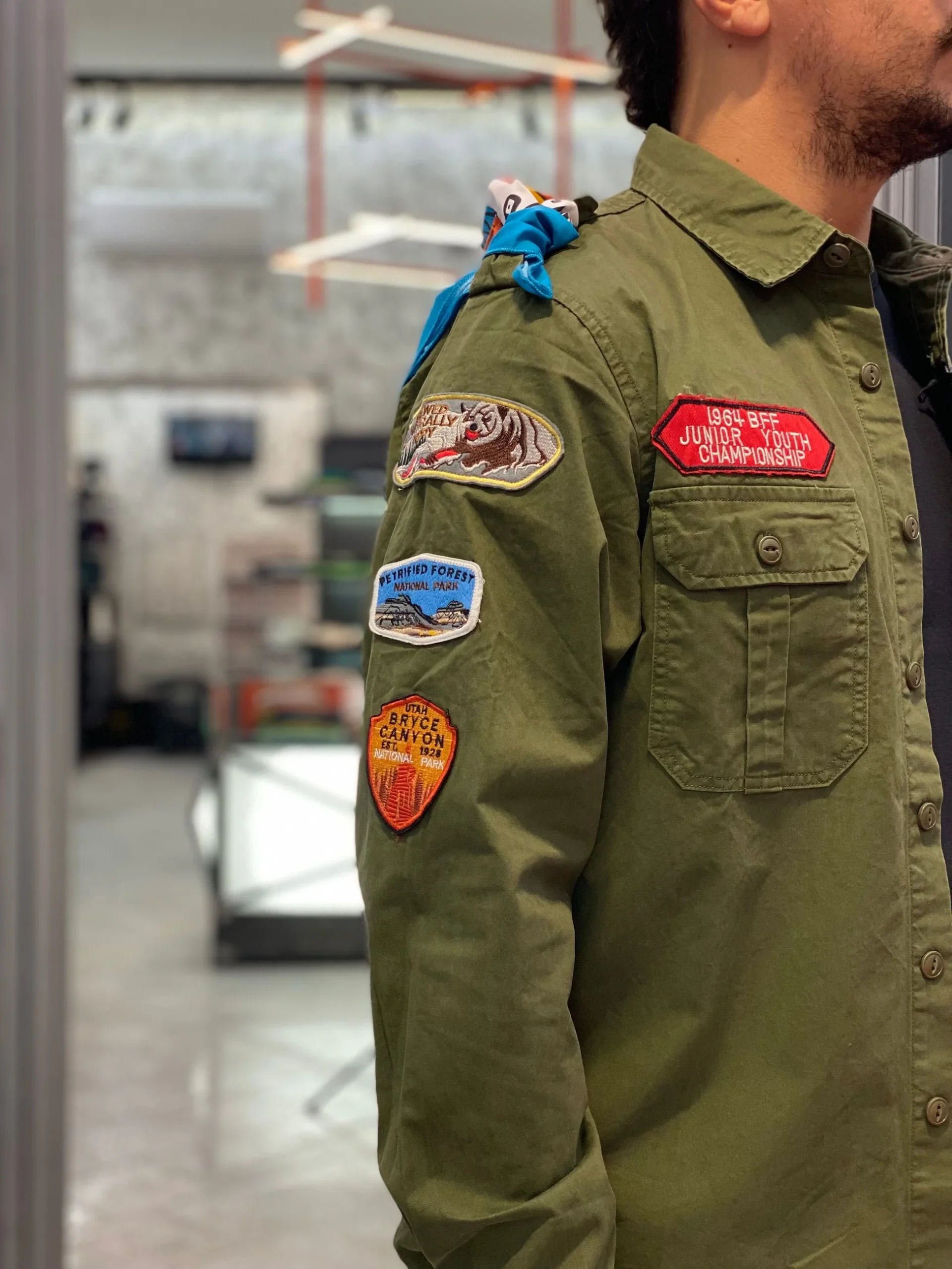 CAMICIA BOY SCOUT IN PURO COTONE CON COLLETTO CLASSICO, PATCH APPLICATE E FOULARD - REGULAR FIT M252258-6 - immagine 7