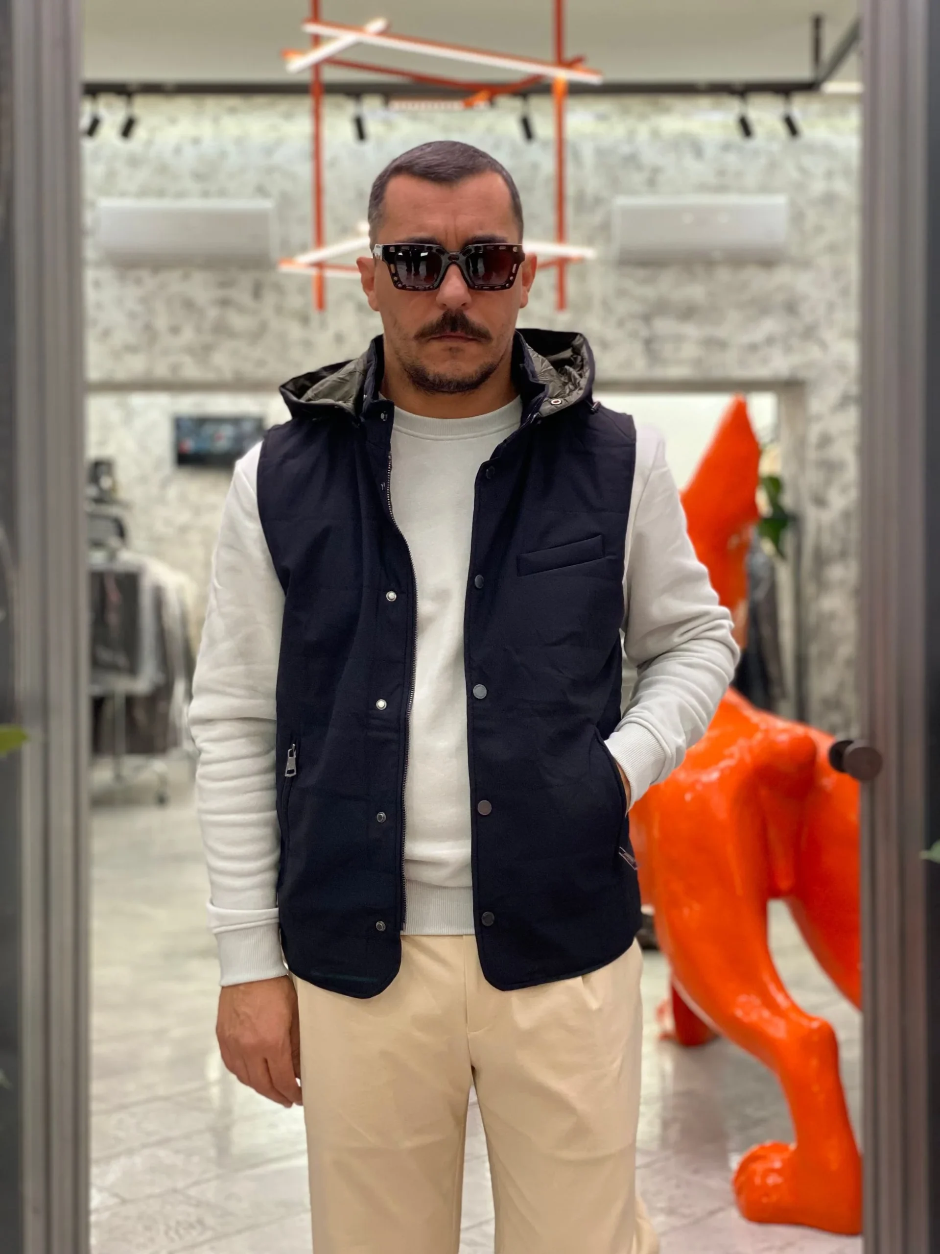 GIUBBINO SMANICATO IN LEGGERA IMBOTTITURA CON 44% DI LANA VERGINE - CAPPUCCIO REMVIBILE E CHIUSURA ZIP/BOTTONI AUTOMATICI - REGULAR FIT GL361R.NER - immagine 3