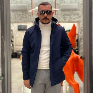 PARKA CORTO CON CAPPUCCIO IN TESSUTO SOFTSHELL ED INTERNO IN PILE - REGULAR FIT MK9940016.BLU