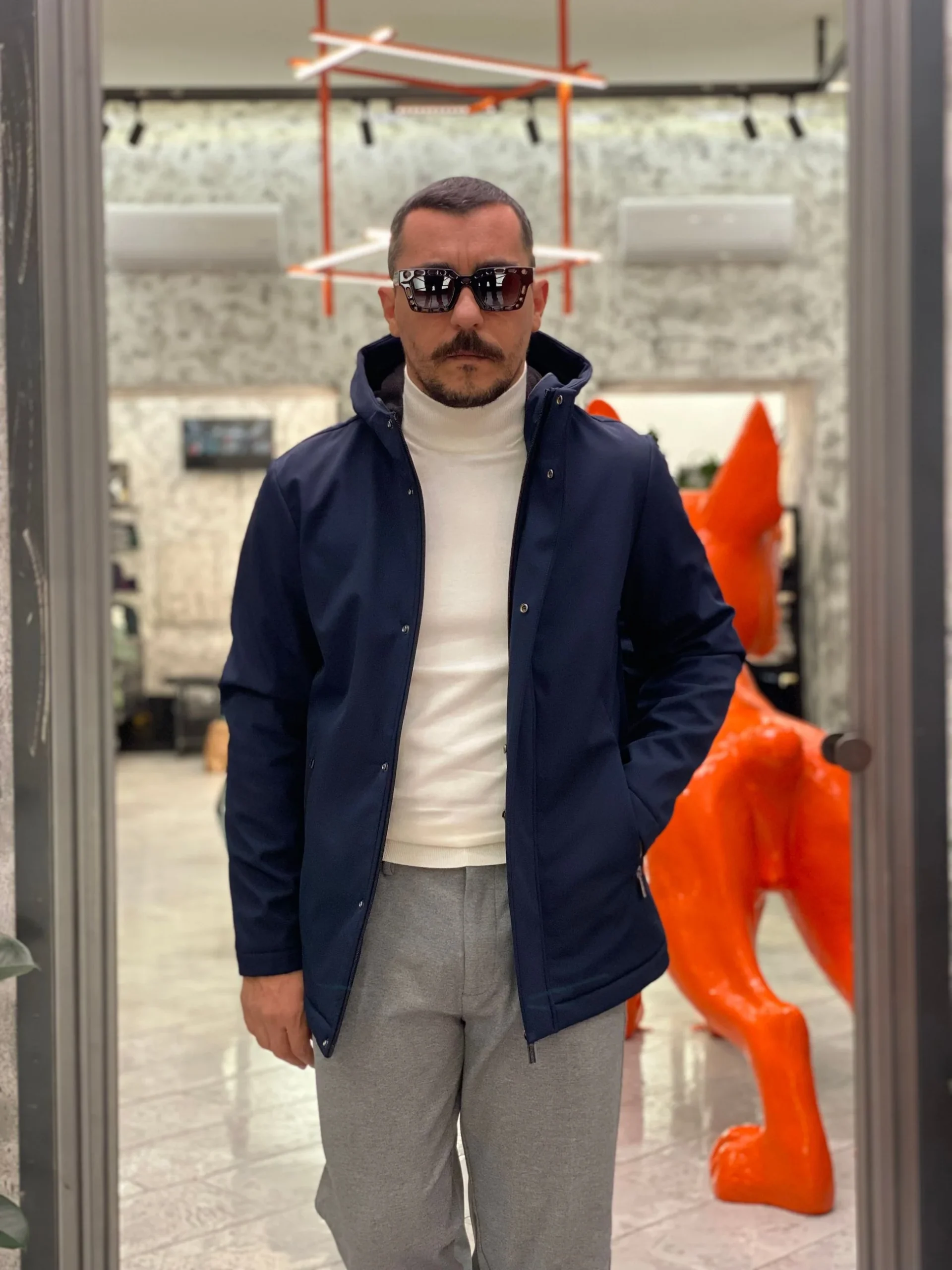 PARKA CORTO CON CAPPUCCIO IN TESSUTO SOFTSHELL ED INTERNO IN PILE - REGULAR FIT MK9940016.BLU