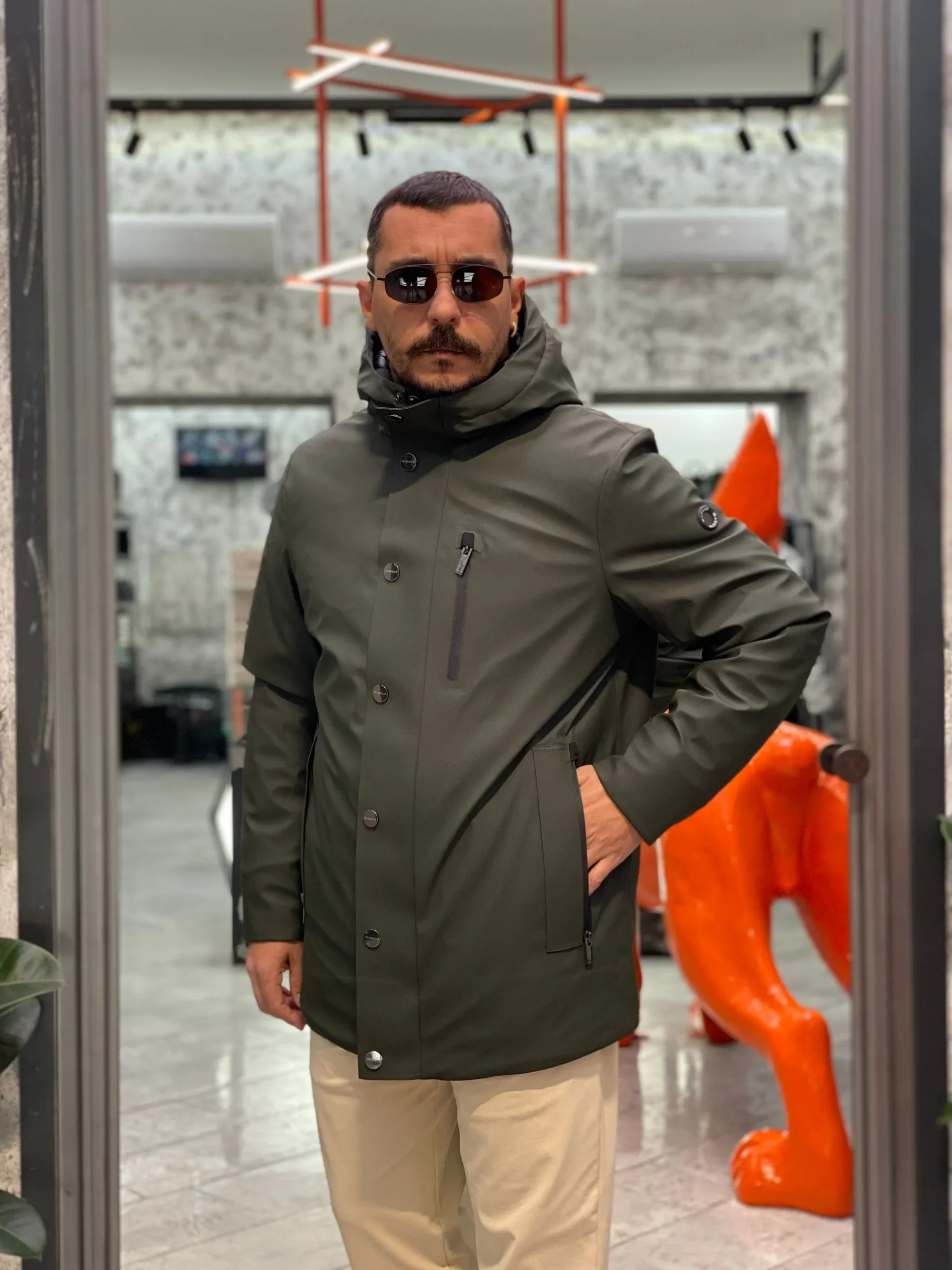 PARKA GOMMATO CON CAPPUCCIO E CHIUSURA ZIP/BOTTONI AUTOMATICI. STRETCH AND TECHNICAL - REGULAR FIT MK9940025.VMIL - immagine 5