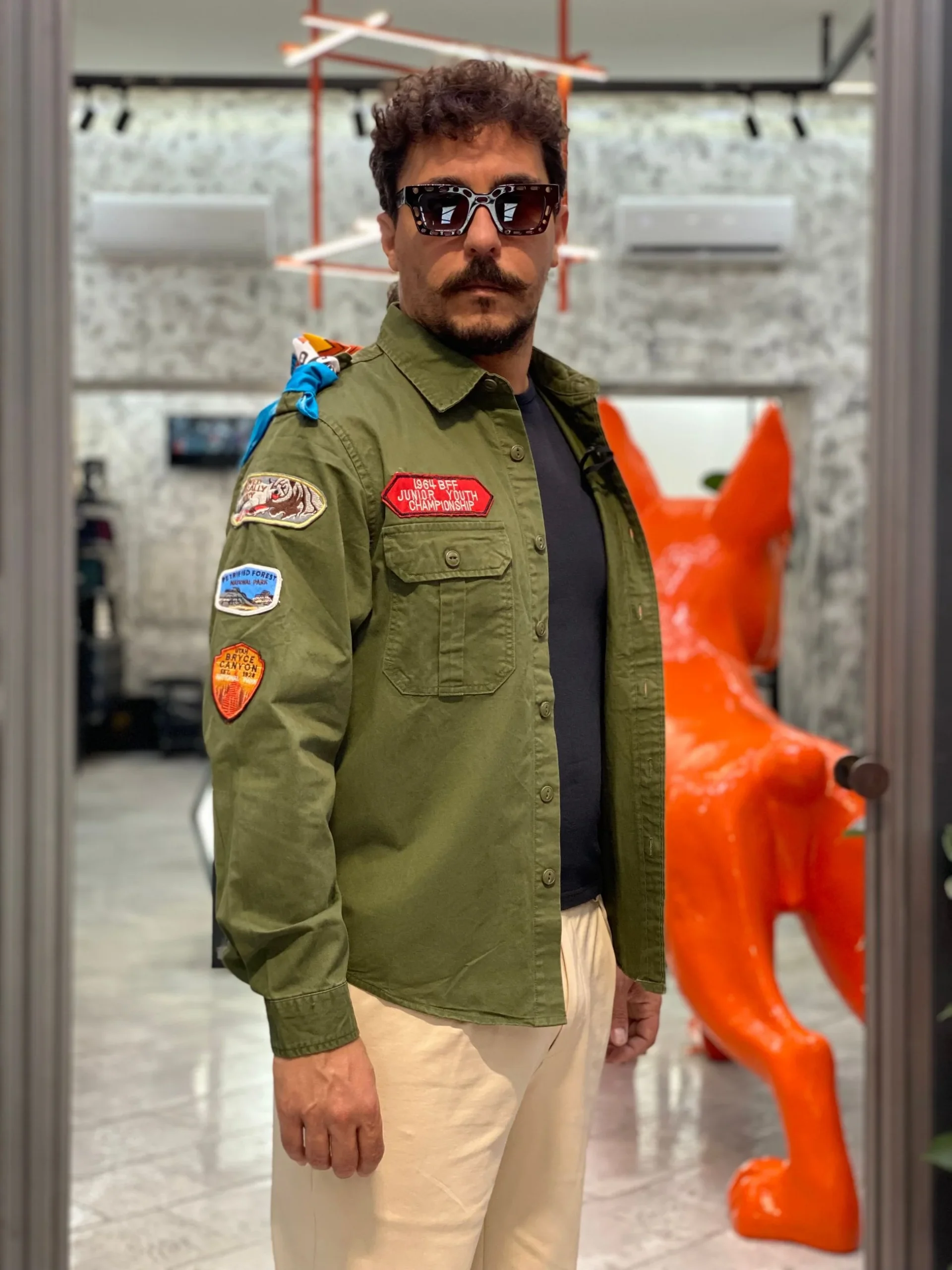 CAMICIA BOY SCOUT IN PURO COTONE CON COLLETTO CLASSICO, PATCH APPLICATE E FOULARD - REGULAR FIT M252258-6 - immagine 4