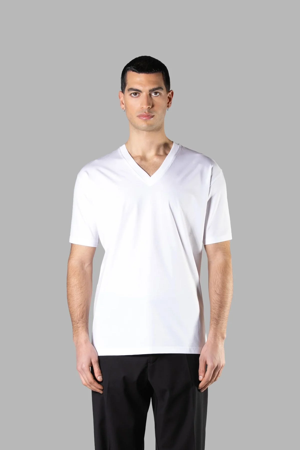 T-SHIRT BASIC IN COTONE MERCERIZZATO SCOLLO A PUNTA CON INIZIALI DEL LOGO RICAMATE DIETRO IL COLLO TONO SU TONO - REGULAR FIT - immagine 2