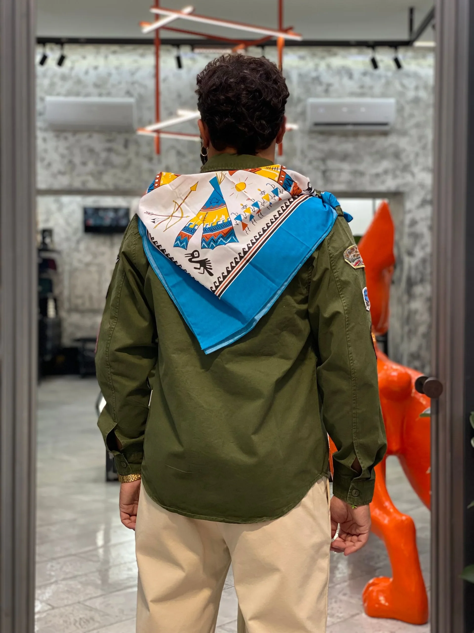 CAMICIA BOY SCOUT IN PURO COTONE CON COLLETTO CLASSICO, PATCH APPLICATE E FOULARD - REGULAR FIT M252258-6 - immagine 5