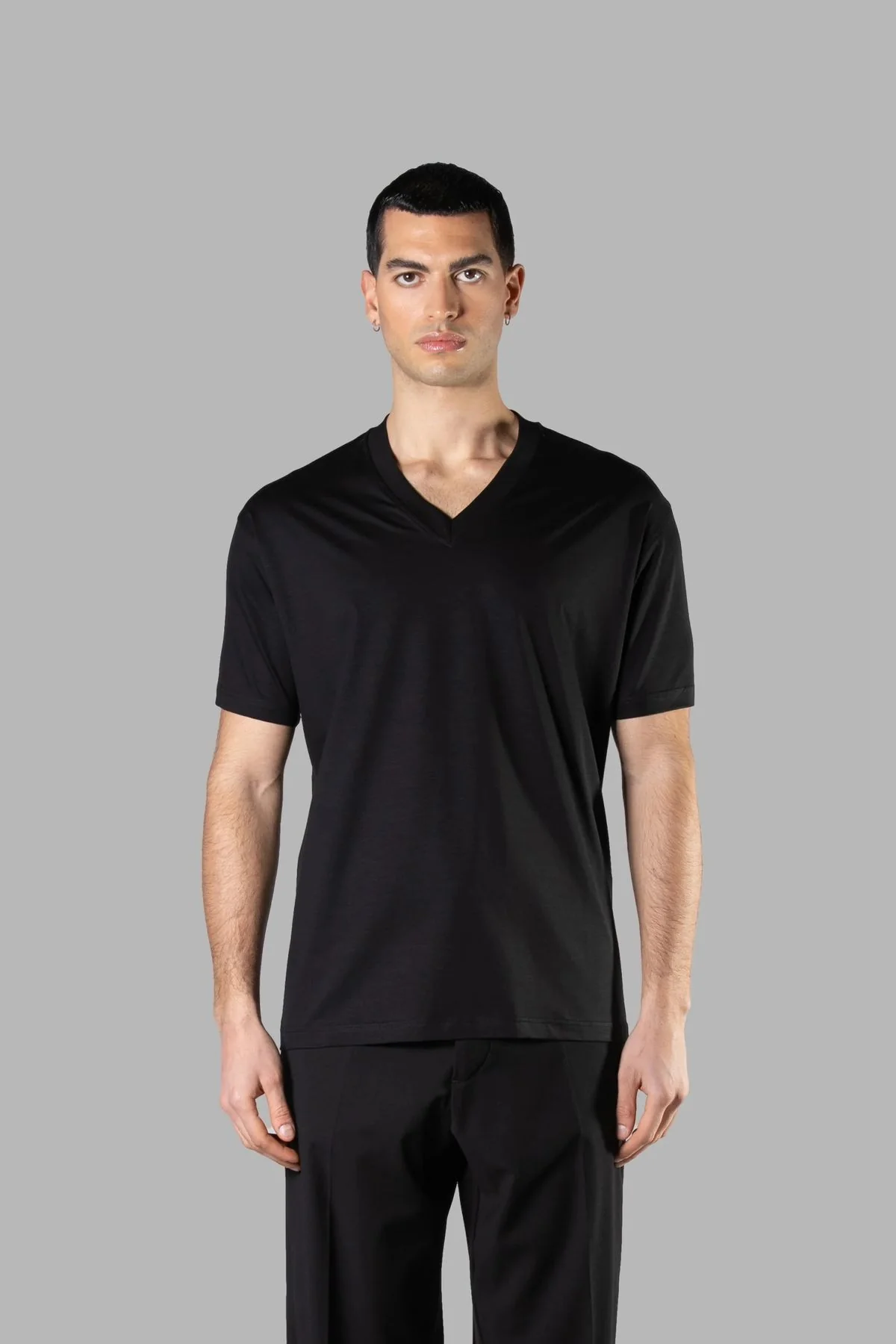 T-SHIRT BASIC IN COTONE MERCERIZZATO SCOLLO A PUNTA CON INIZIALI DEL LOGO RICAMATE DIETRO IL COLLO TONO SU TONO - REGULAR FIT - immagine 4