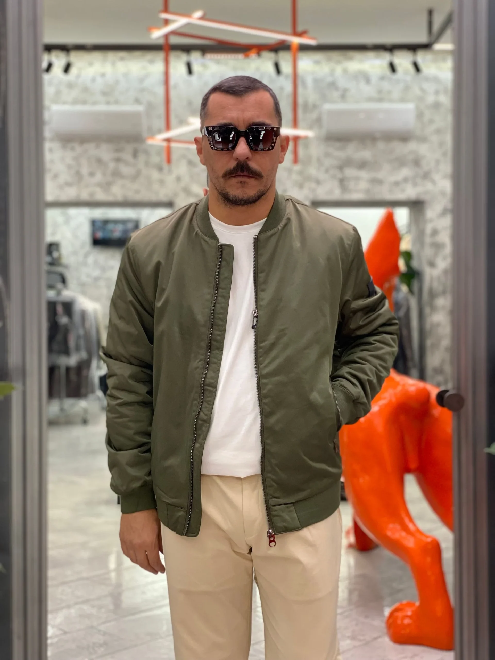 BOMBER IN NYLON MODELLO COLLEGE CON TASCHE ZIP ED ELASTICO AL FONDO - COMFORT FIT GL357R.VMIL