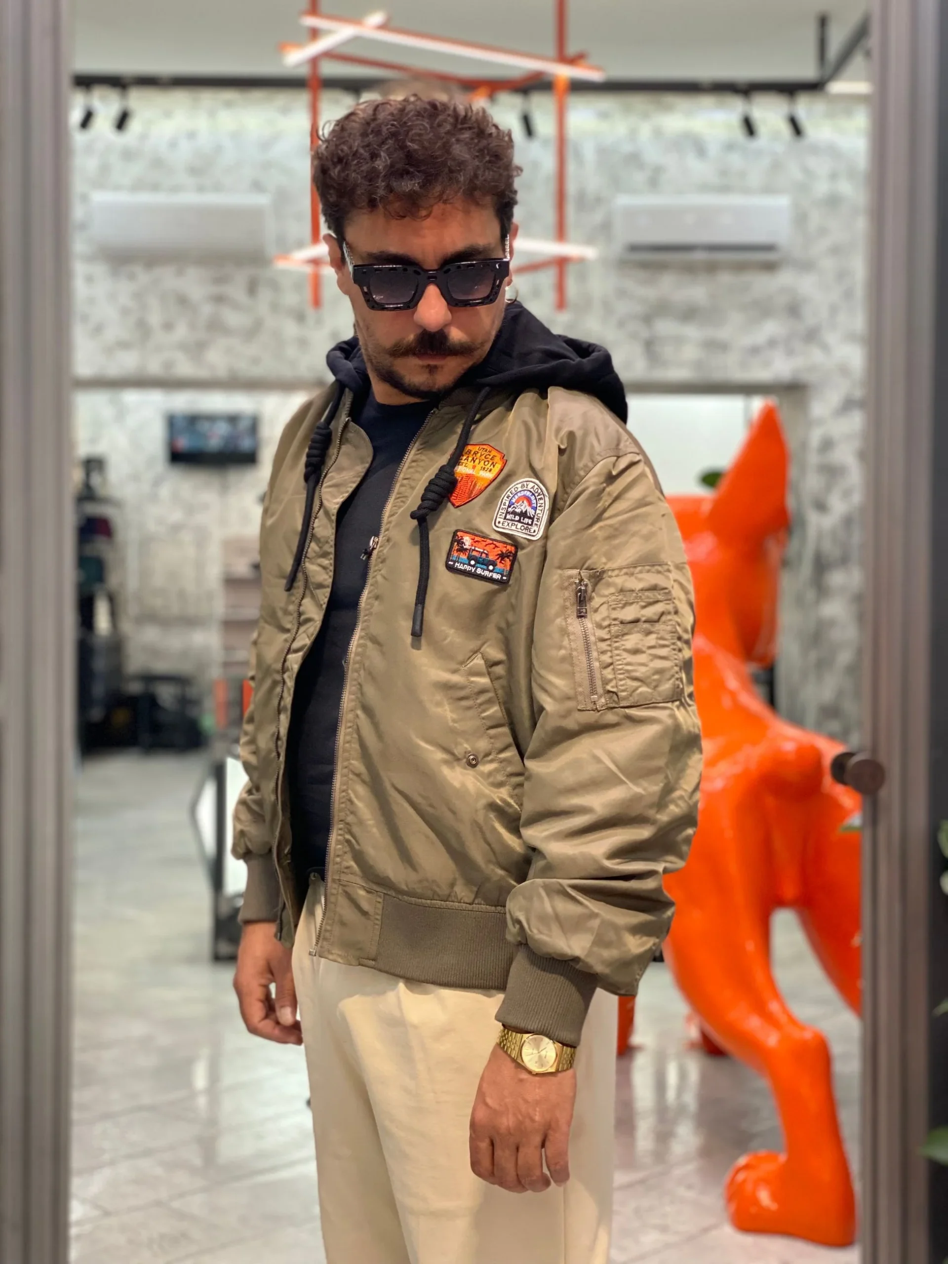 BOMBER FODERATO IN PURO COTONE CON PATCH APPLICATE E MAXI COULISSE E CAPPUCCIO REMOVIBILE - OVER FIT M252282-6 - immagine 4