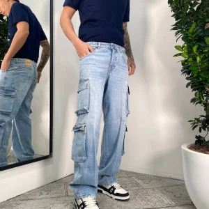 JEANS CARGO IN TELA FISSA CON TASCONI LAVAGGIO CHIARO - RELAXED FIT FRED L11/25