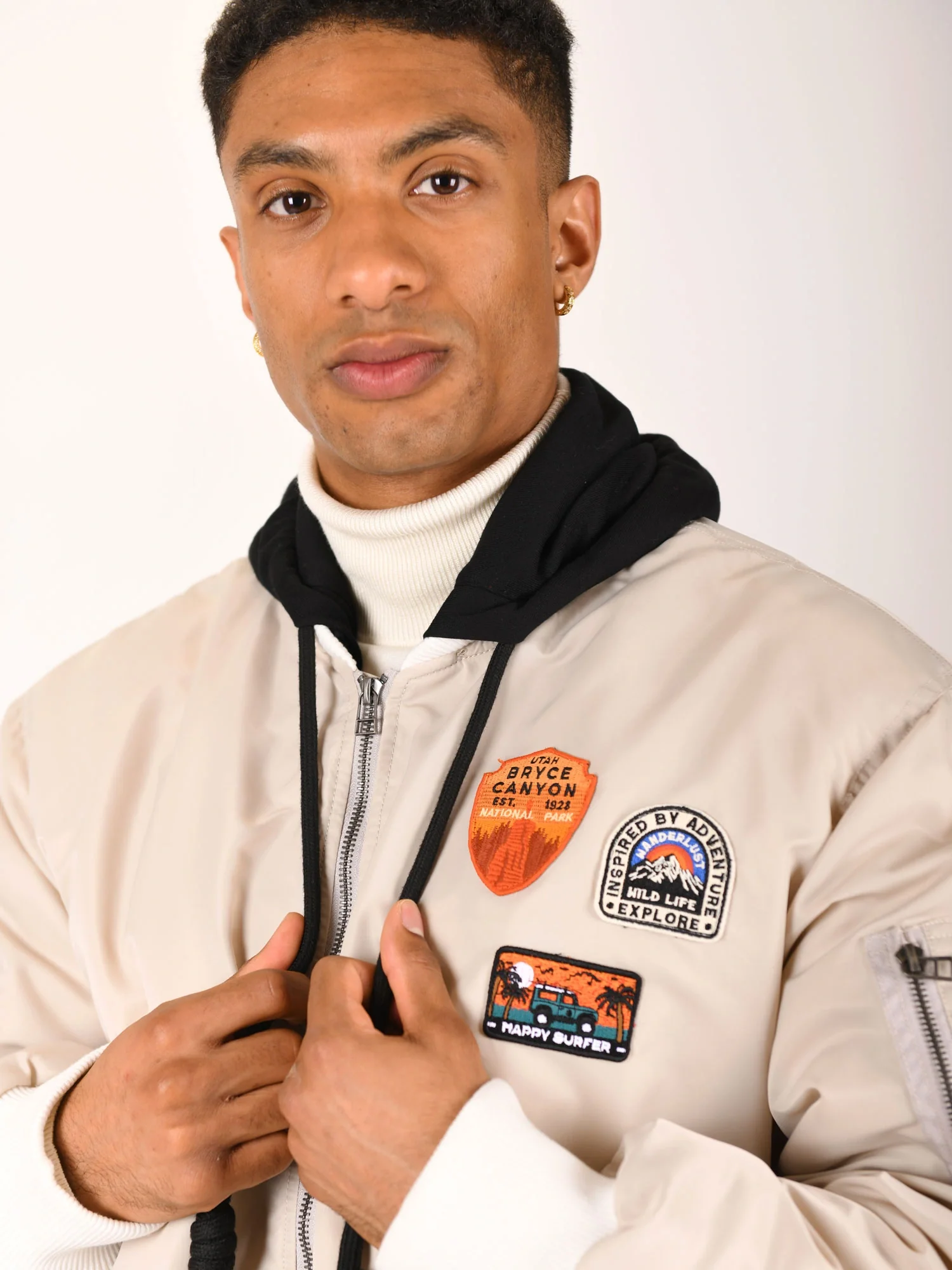 BOMBER FODERATO IN PURO COTONE CON PATCH APPLICATE E MAXI COULISSE E CAPPUCCIO REMOVIBILE - OVER FIT M252282-8 - immagine 4