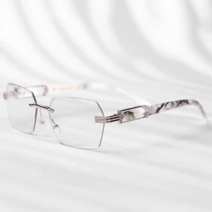 OCCHIALI PRAGA FOTOCROMATICO NERO
COLORE MONTATURA BIANCO MARMO
COLORE LENTE FOTOCROMATICO NERO OS2047-C04