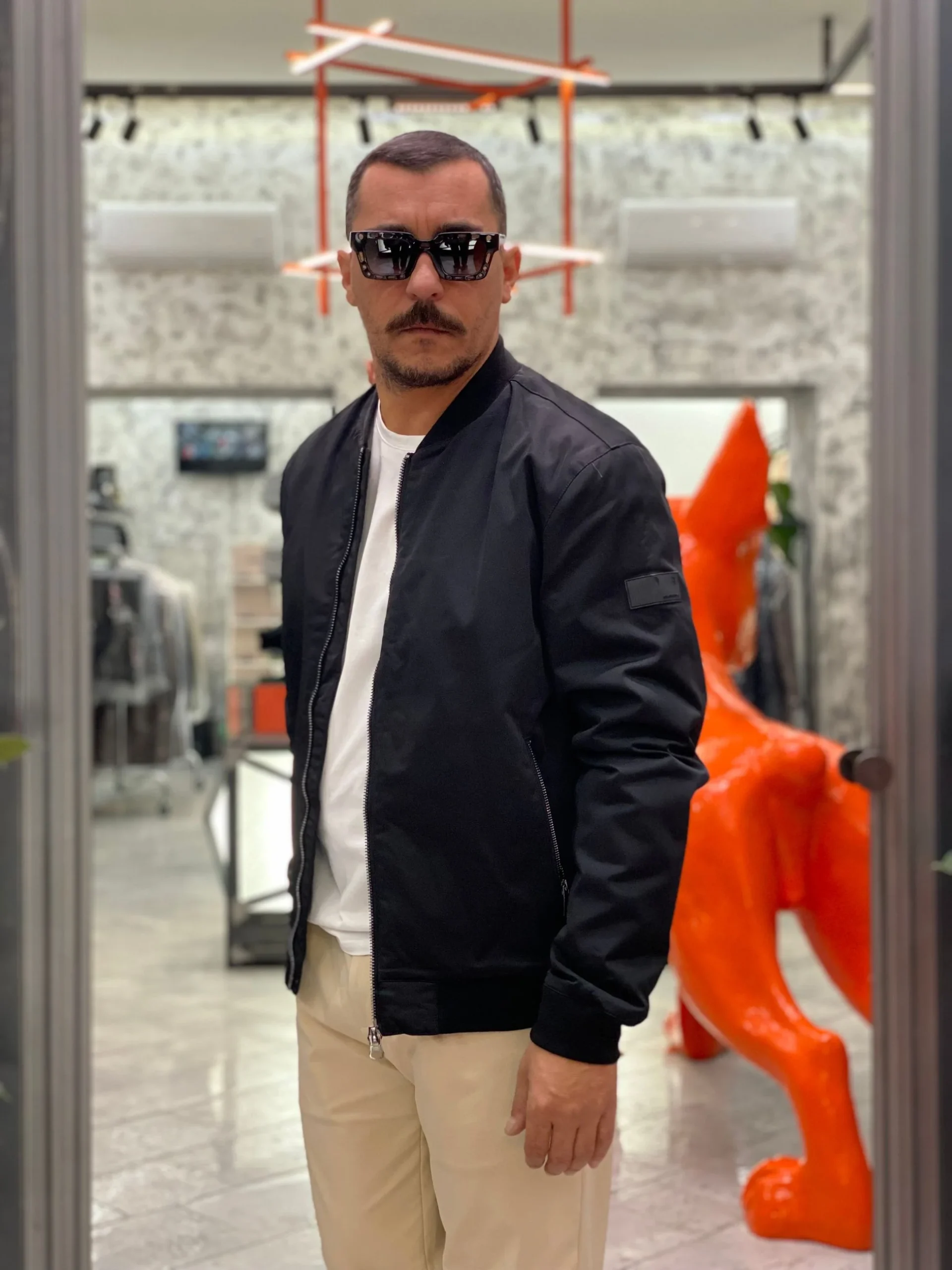 BOMBER IN NYLON MODELLO COLLEGE CON TASCHE ZIP ED ELASTICO AL FONDO - COMFORT FIT GL357R.NER - immagine 3