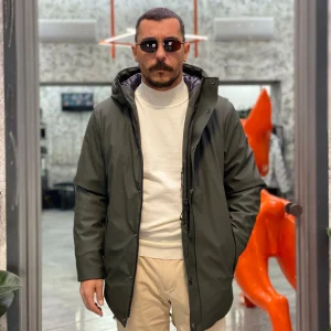 PARKA GOMMATO CON CAPPUCCIO E CHIUSURA ZIP/BOTTONI AUTOMATICI. STRETCH AND TECHNICAL - REGULAR FIT MK9940025.VMIL