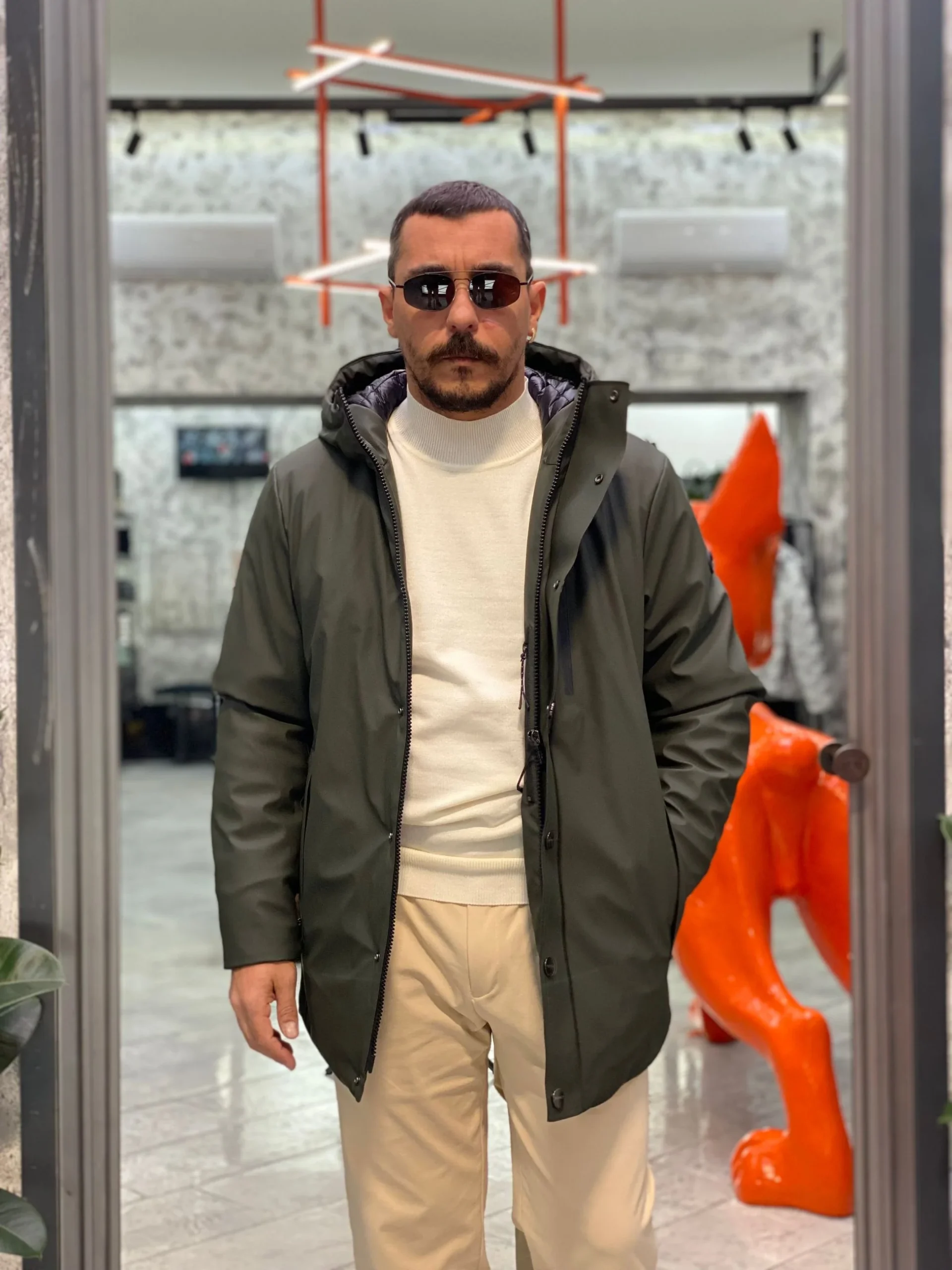 PARKA GOMMATO CON CAPPUCCIO E CHIUSURA ZIP/BOTTONI AUTOMATICI. STRETCH AND TECHNICAL - REGULAR FIT MK9940025.VMIL