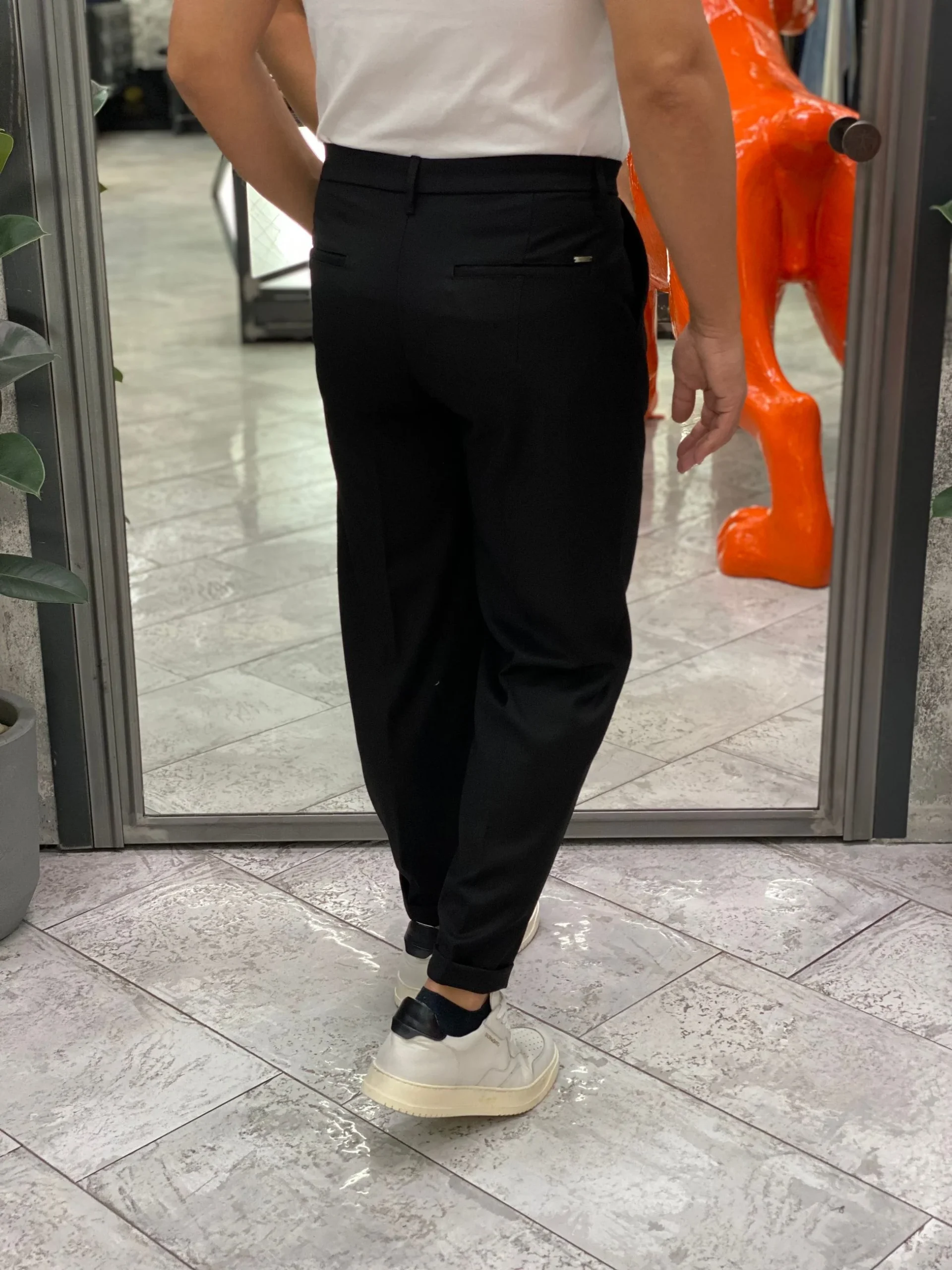 PANTALONE DA COMPLETO IN TESSUTO ELEGANTE CON PINCE E RISVOLTO - REGULAR FIT GN21792.NER - immagine 5