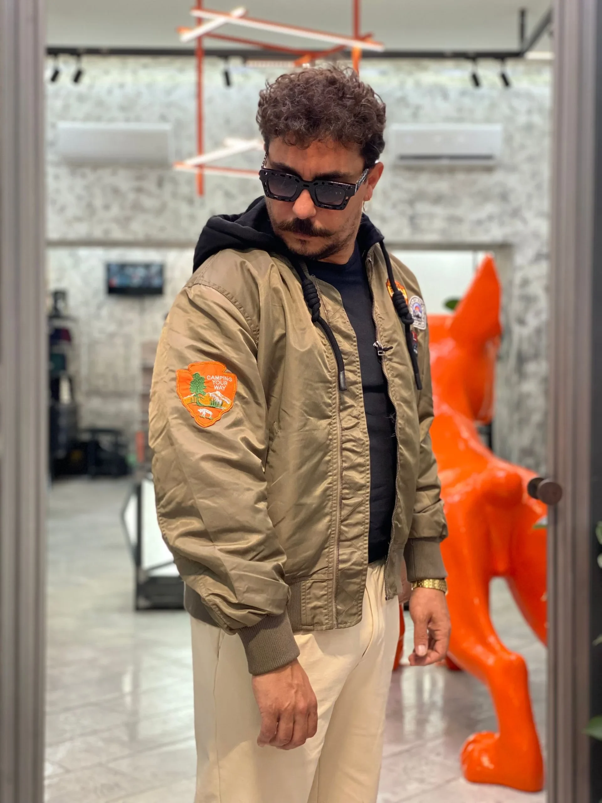 BOMBER FODERATO IN PURO COTONE CON PATCH APPLICATE E MAXI COULISSE E CAPPUCCIO REMOVIBILE - OVER FIT M252282-6 - immagine 3