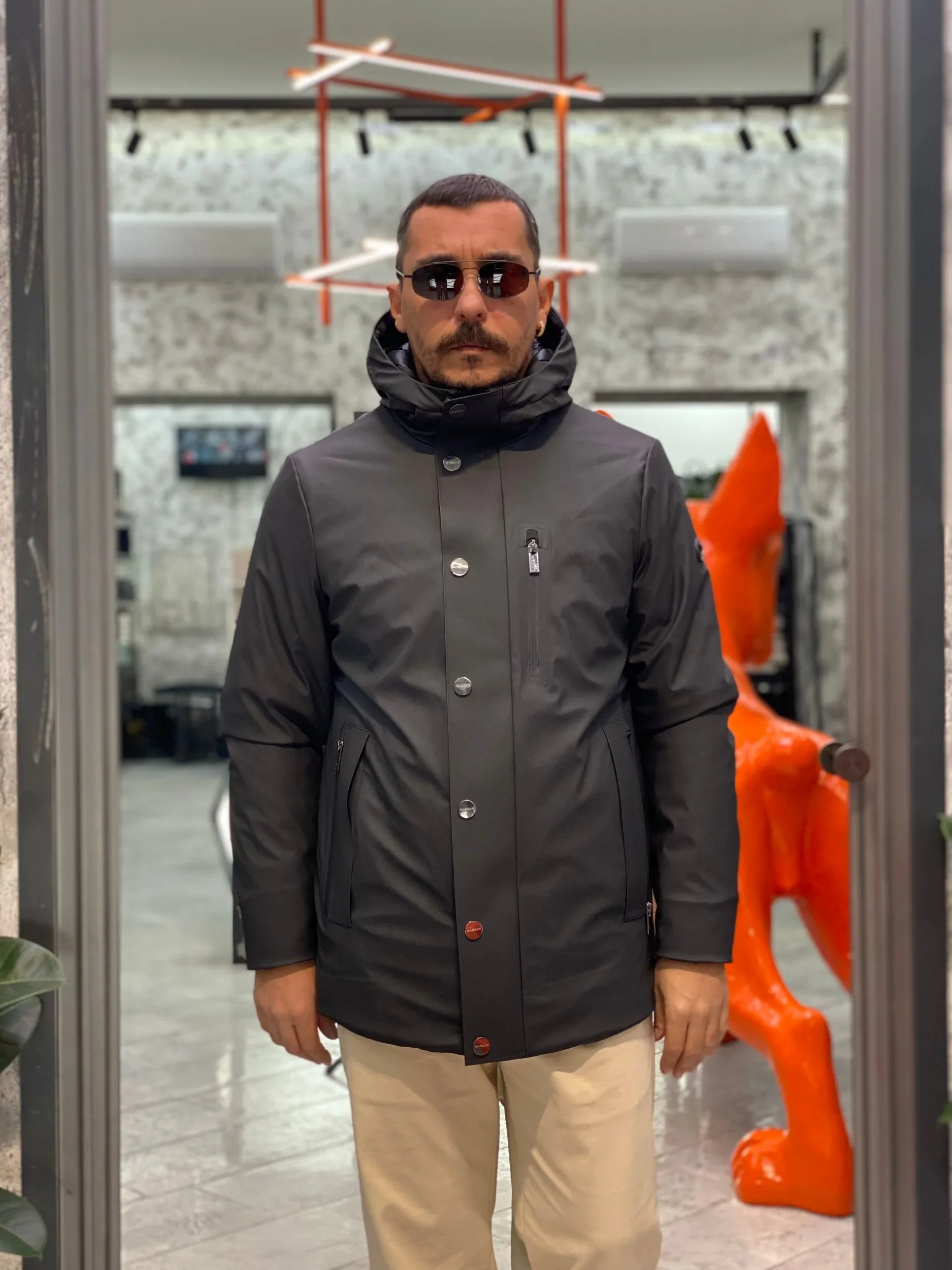 PARKA GOMMATO CON CAPPUCCIO E CHIUSURA ZIP/BOTTONI AUTOMATICI. STRETCH AND TECHNICAL - REGULAR FIT MK9940025.NER - immagine 4