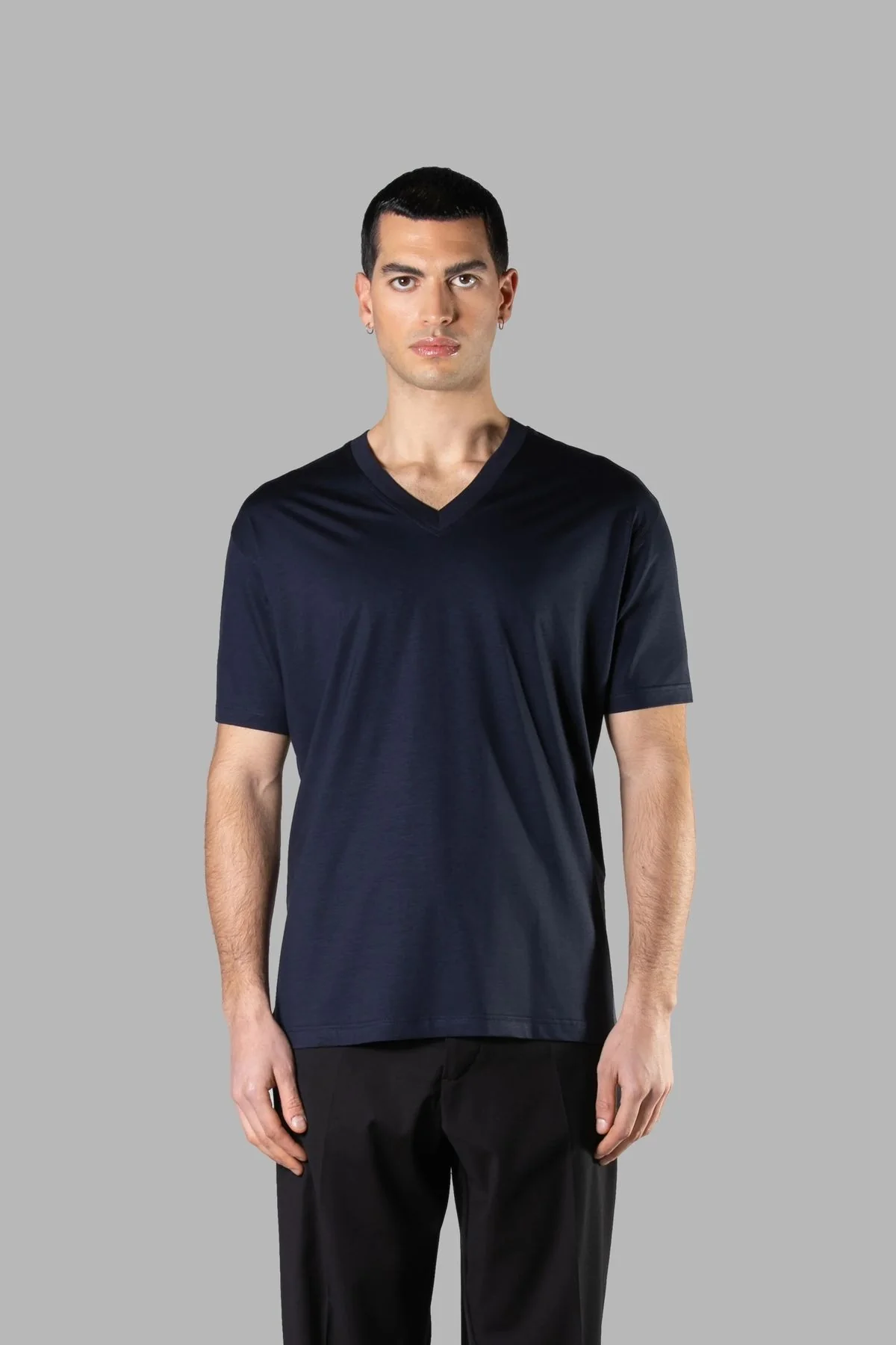 T-SHIRT BASIC IN COTONE MERCERIZZATO SCOLLO A PUNTA CON INIZIALI DEL LOGO RICAMATE DIETRO IL COLLO TONO SU TONO - REGULAR FIT - immagine 3